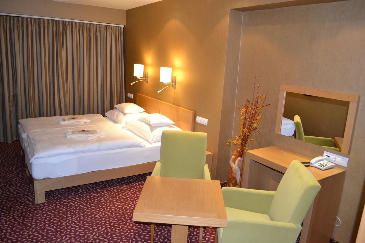 Hôtel Debreceni Postas Udulo Extérieur photo
