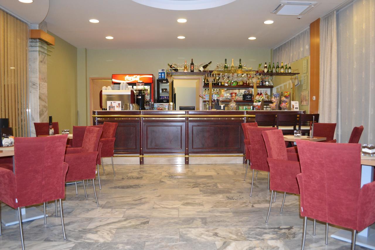 Hôtel Debreceni Postas Udulo Extérieur photo